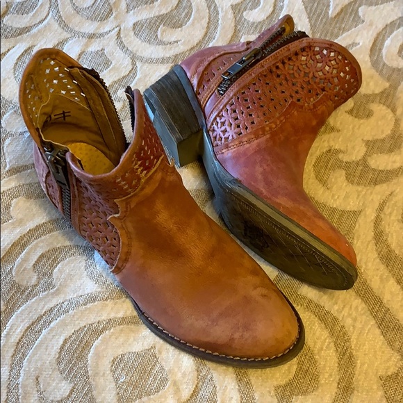 Circle G Shoes - Cowboy booties! So cute!!!